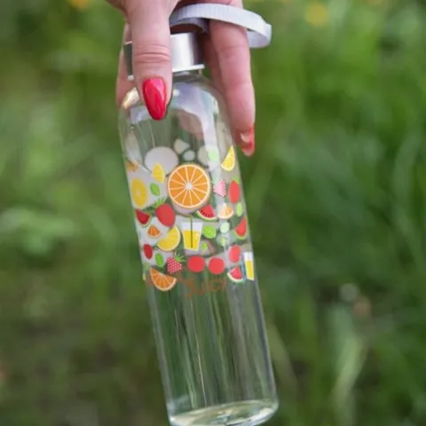 Butelka szklana na wodę soki Sophie 500 ml napis "juicy" owocowy nadruk
