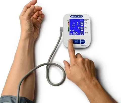 CIŚNIENIOMIERZ NARAMIENNY Z ZASILACZEM USB-C TECH-MED TMA-10 ARYTMIA ETUI