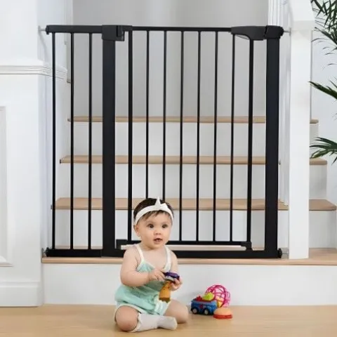 CZARNA BRAMKA ZABEZPIECZAJACA SCHODY DRZWI 74-105 CM ECOTOYS