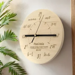 DREWNIANY ZEGAR z GRAWEREM na PREZENT dla NAUCZYCIELA MATEMATYKI