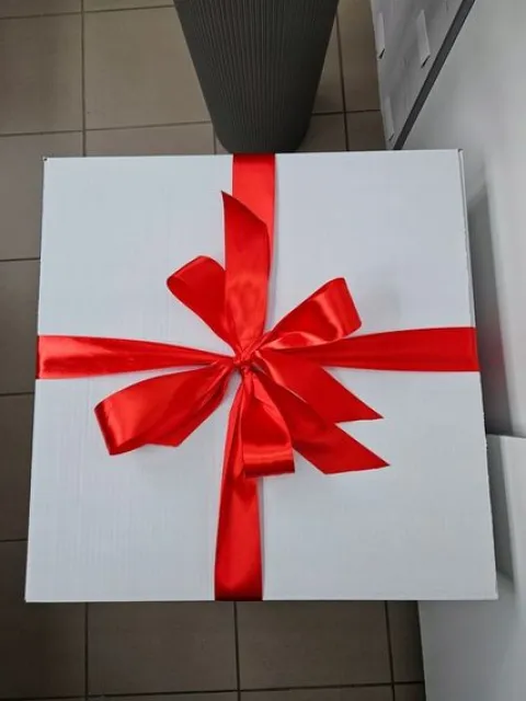 Duże pudełko prezentowe karton białe 50x50x50 cm z 2 satynowymi wstążkami