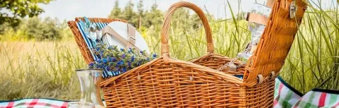 Duży wiklinowy kosz piknikowy z wbudowaną termotorbą i zastawą dla 4 osób