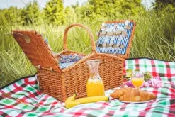 Duży wiklinowy kosz piknikowy z wbudowaną termotorbą i zastawą dla 4 osób