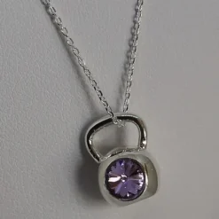 Fit Kolekcja - Zawieszka na łańcuszek srebrny KETTLEBELL SWAROVSKI Violet