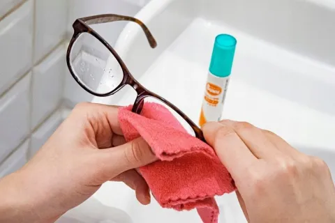 Japoński płyn do codziennego czyszczenia soczewek w okularach SOFT99 spray