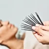 MIKRO APLIKATORY DO RZĘS BEZWŁÓKIENKOWE W TUBIE MICROBRUSH CZARNE 100 sztuk