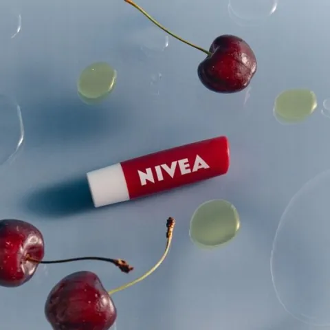NIVEA CHERRY SHINE Pomadka ochronna do ust wiśniowa koloryzująca 4,8g