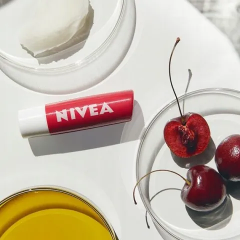 NIVEA CHERRY SHINE Pomadka ochronna do ust wiśniowa koloryzująca 4,8g