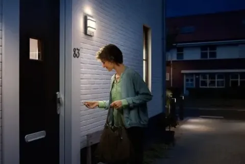 PHILIPS Kinkiet Ogrodowy Elewacyjny LAMPA z czujnik LED 12W 2700K PETRONIA