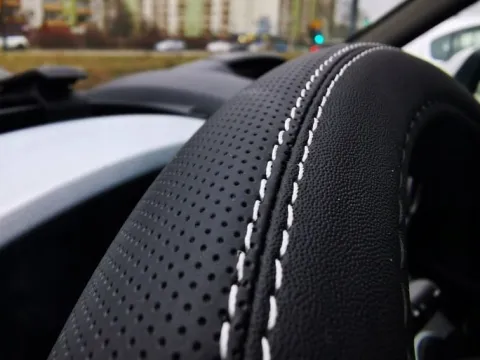 Pokrowiec perforowany skórzana nakładka na kierownice skóra perforowana X