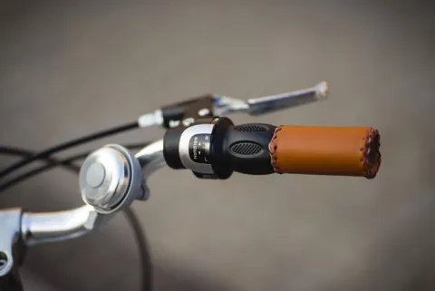 ROWER DAMSKI MIEJSKI Z BIEGAMI BIAŁY RÓŻOWY CZARNY