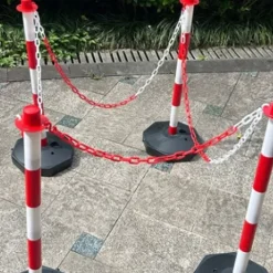 Słupek wygrodzeniowy blokujący czerwono-biały drogowy parkingowy 85 cm