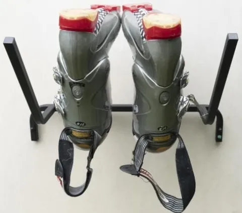 UCHWYT NA BUTY NARCIARSKIE NA NARTY ŁYŻWY ROLKI ŚCIENNY WB2 64 CM