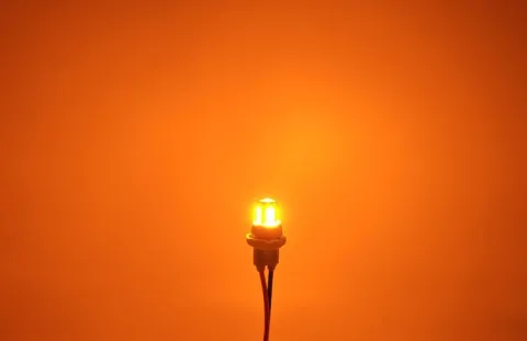 W5W żarówka LED T10 12-24V CANBUS 500lm 8 kolorów Pomarańczowa