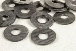 Zestaw nakrętka, podkładka gumowa i metalowa do mechanizmu zegara